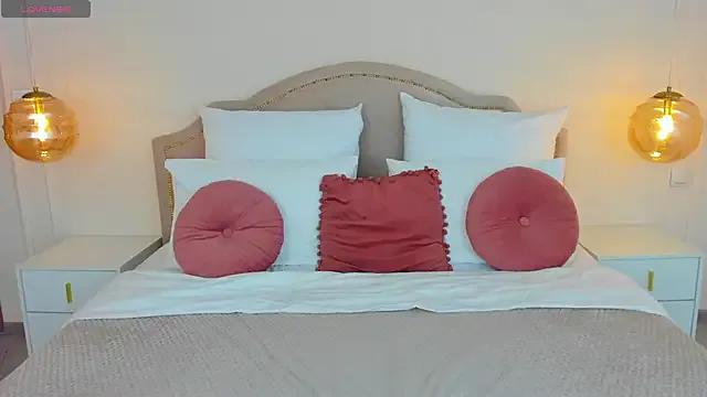 SaintLora on StripChat