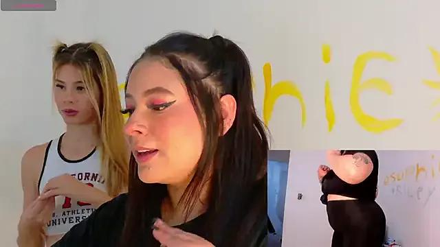 SophieCurves on StripChat