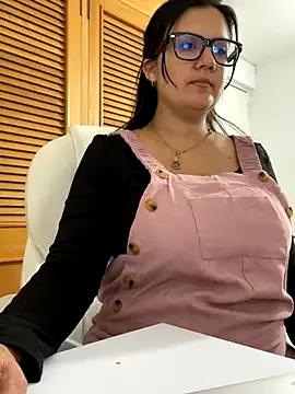 SWEETLILY18 on StripChat