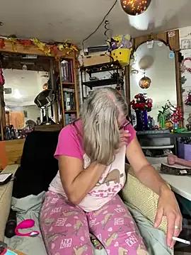 TrenaAnne on StripChat