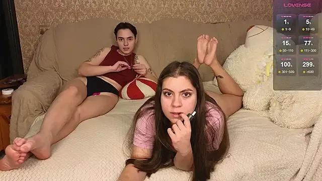 twobabesweet on StripChat