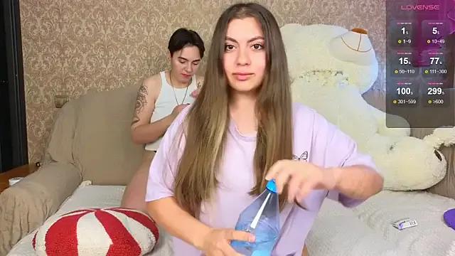 twobabesweet on StripChat