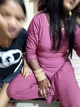 Unique_MomandDaughterrs on StripChat