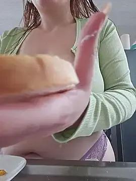 valery_mora on StripChat