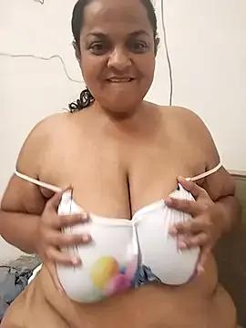 Vydinha — Shaking her ass while showing it