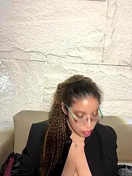 Yvonny27 on StripChat