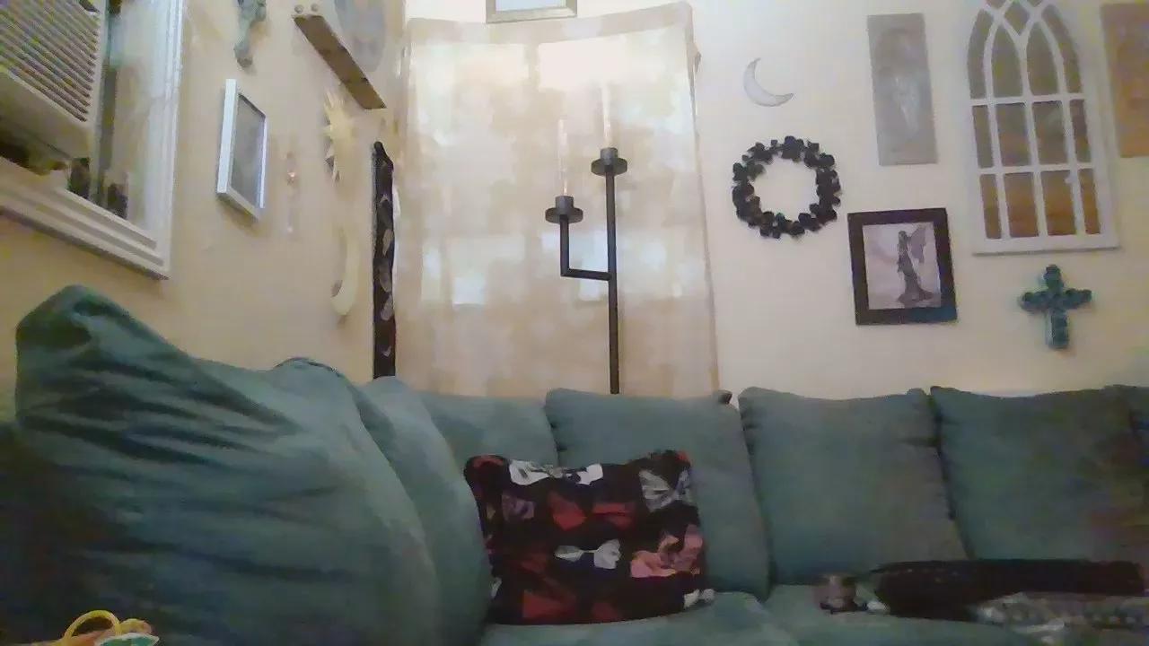 QueenCrimson on Cam4 