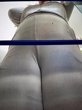 Angie_e — Nue dans le magasin public