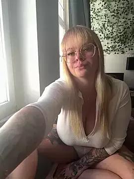 AnnaLenaaa on StripChat 