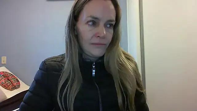 Annylove1 on StripChat 