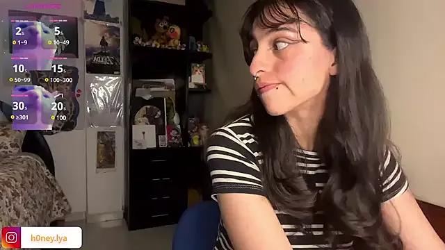 B0nnie_H0ney on StripChat 