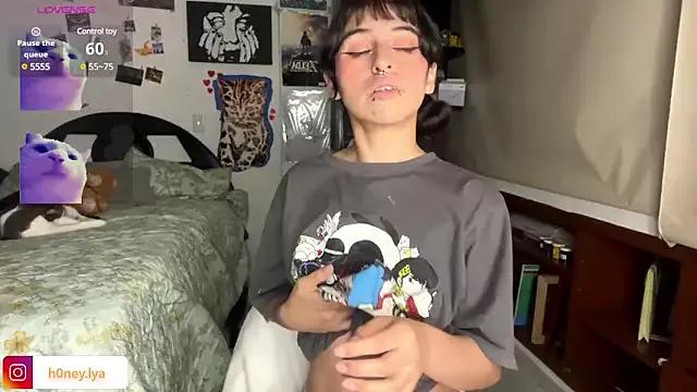B0nnie_H0ney on StripChat 