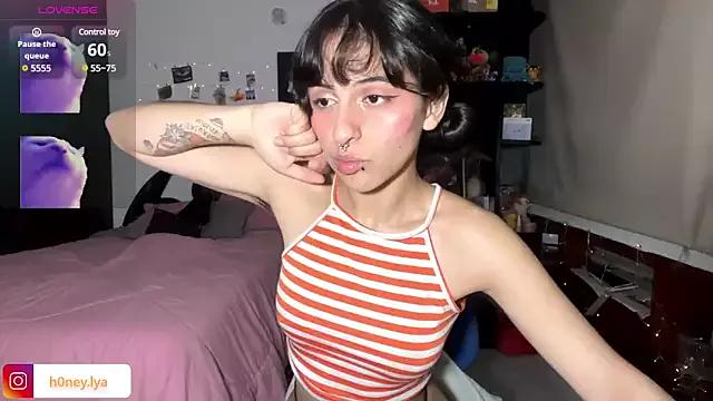 B0nnie_H0ney on StripChat 