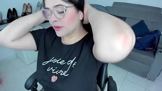 BellaFlaming on StripChat 