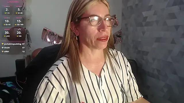Chayla_Ruiz on StripChat