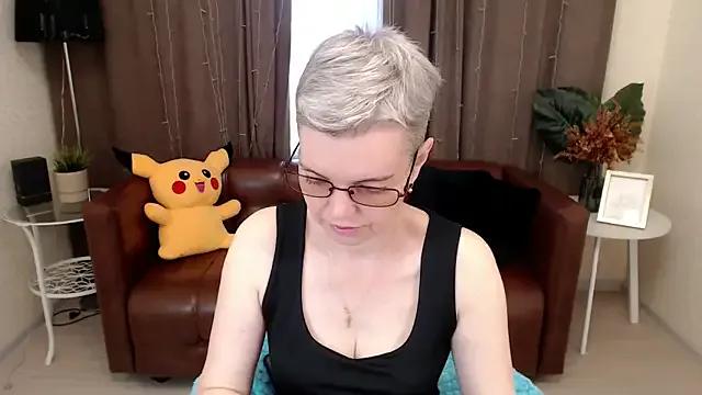 Cutie_Erikaa1 — naked under a pareo