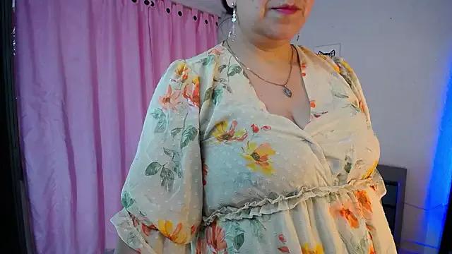 Dalila_lust_ — Make my ass and legs shine with oil!