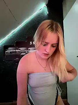 DieBlondeHannah — Twerk Slowly 