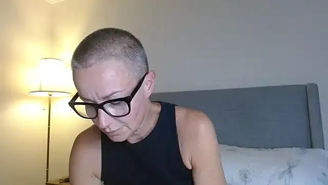 ELEGANT-ARIA36 on StripChat 