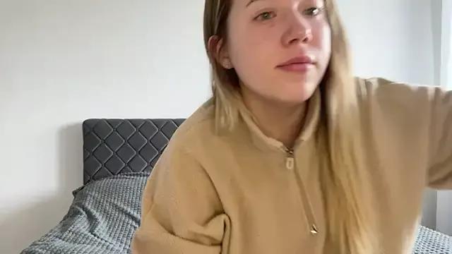 Embersweetbunny on StripChat 