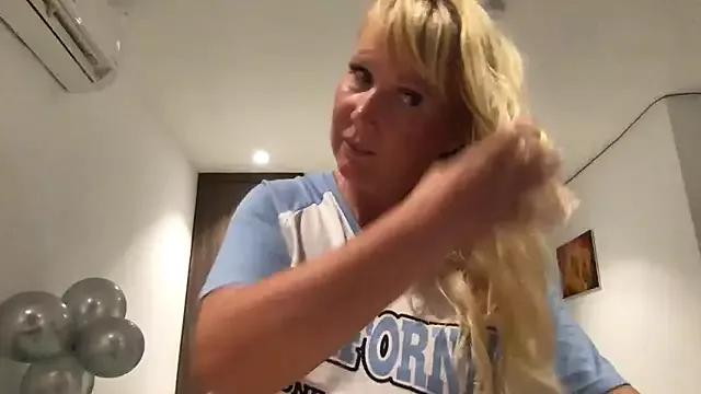 EmmaInLove23 on StripChat 