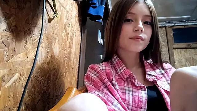 EmmaLuxury18 on StripChat 