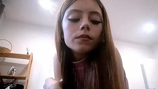 EmmaLuxury18 on StripChat