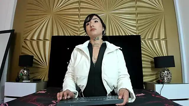 emmily_keller19 on StripChat 