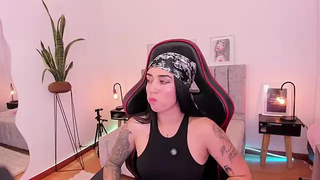 EmmyEvans1 on StripChat 