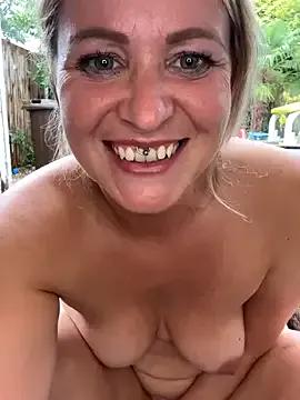 EnglishRosexxx — Boobs out