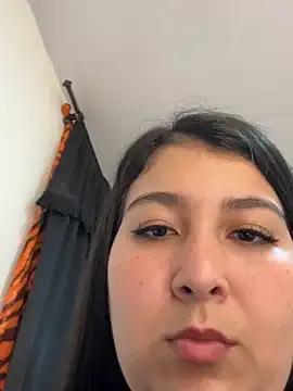evelyn_1702 on StripChat