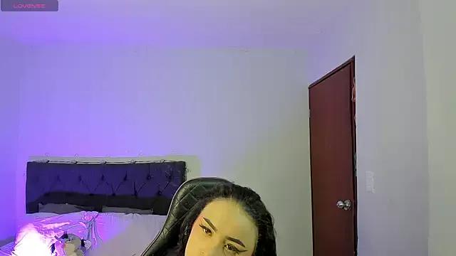 evelyn_23 on StripChat 