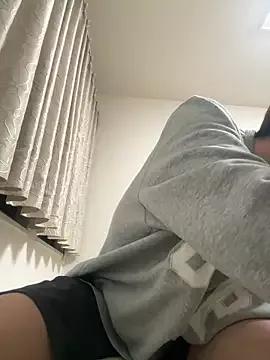 issy19 on StripChat 