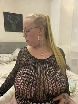 Kathy-Deluxe — Titten len + Titten fuck 