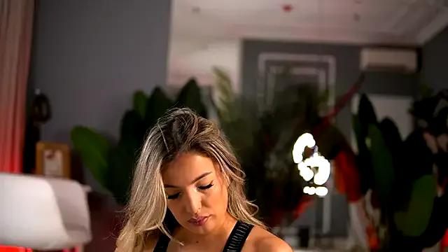 KellyMathews on StripChat 