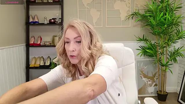 LadyLeea — Make my nipples hard with a big vibra
