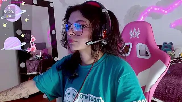 larah_uwu — fuck machine in pussy + control x2min