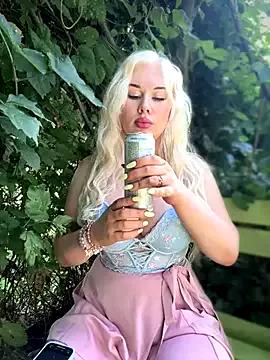 LaraHollywood on StripChat 