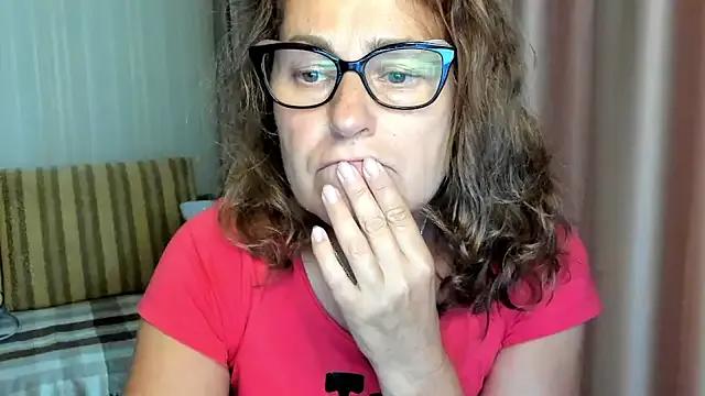 lauraoven on StripChat