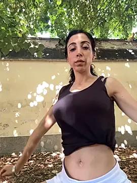 Lilith022 — Spalmo crema sulle tette