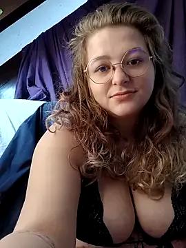 LilouCuriosity on StripChat 