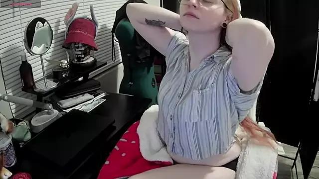 LilyFoxxx on StripChat 