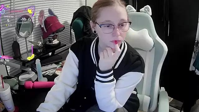 LilyFoxxx on StripChat 