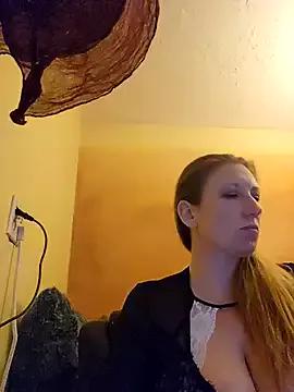 lilyhornyhousewife on StripChat 