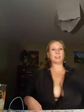 lilyhornyhousewife on StripChat 
