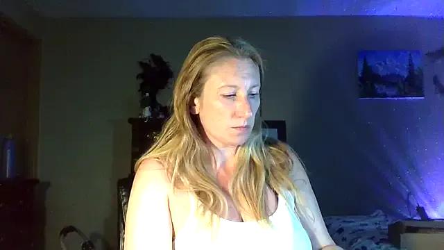 lilyhornyhousewife — Freechat on StripChat