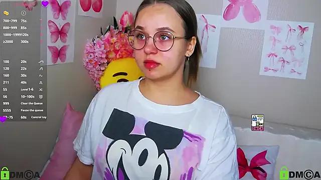 Lilysweet13 on StripChat 