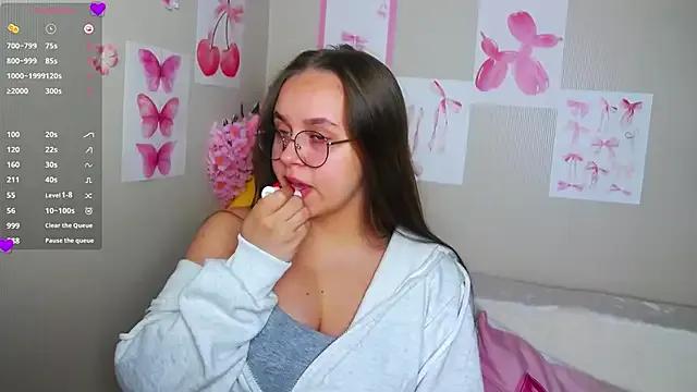 Lilysweet13 on StripChat 