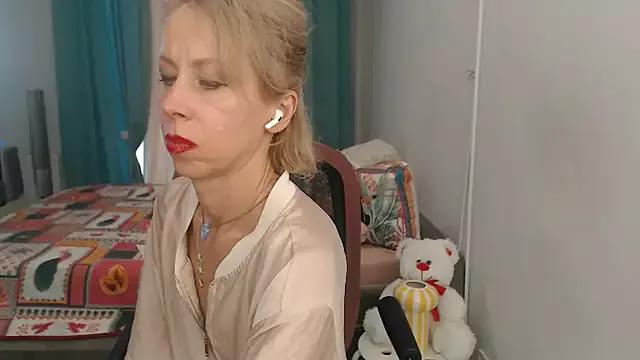 LuxuryNika on StripChat 