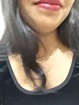 Maahhii_2 on StripChat 